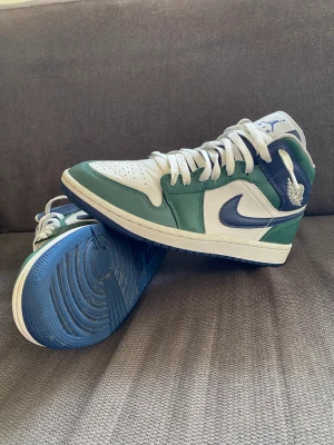 Jordans 1 mid - Jag säljer jordans 1 mid som jag har använd i ungefär 1,5år. Original pris var runt 1600kr. Storlek är 41
