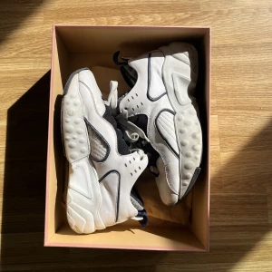 Acne studios manhattan sneakers - Storlek 37, använda men i gott skick. Köparen står för frakten. Kan sänka priset MYCKET vid snabb affär! Möts upp i Borås, Göteborg & Stockholm.