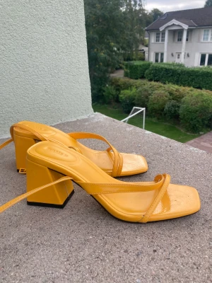 Gula klackar  - Gula block-klackar från bershka. Aldrig använda yta utan endast provade inne