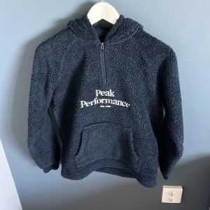 Peak Prefomance half zip  - Säljer en Peak performance half zip Hoodie med jätte skönt material som passar nu till vintern. Priset kan diskuteras. 