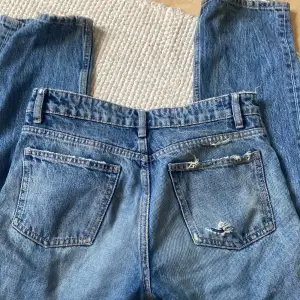 Säljer dessa superfina jeans från zara då dem inte komemr till användning längre