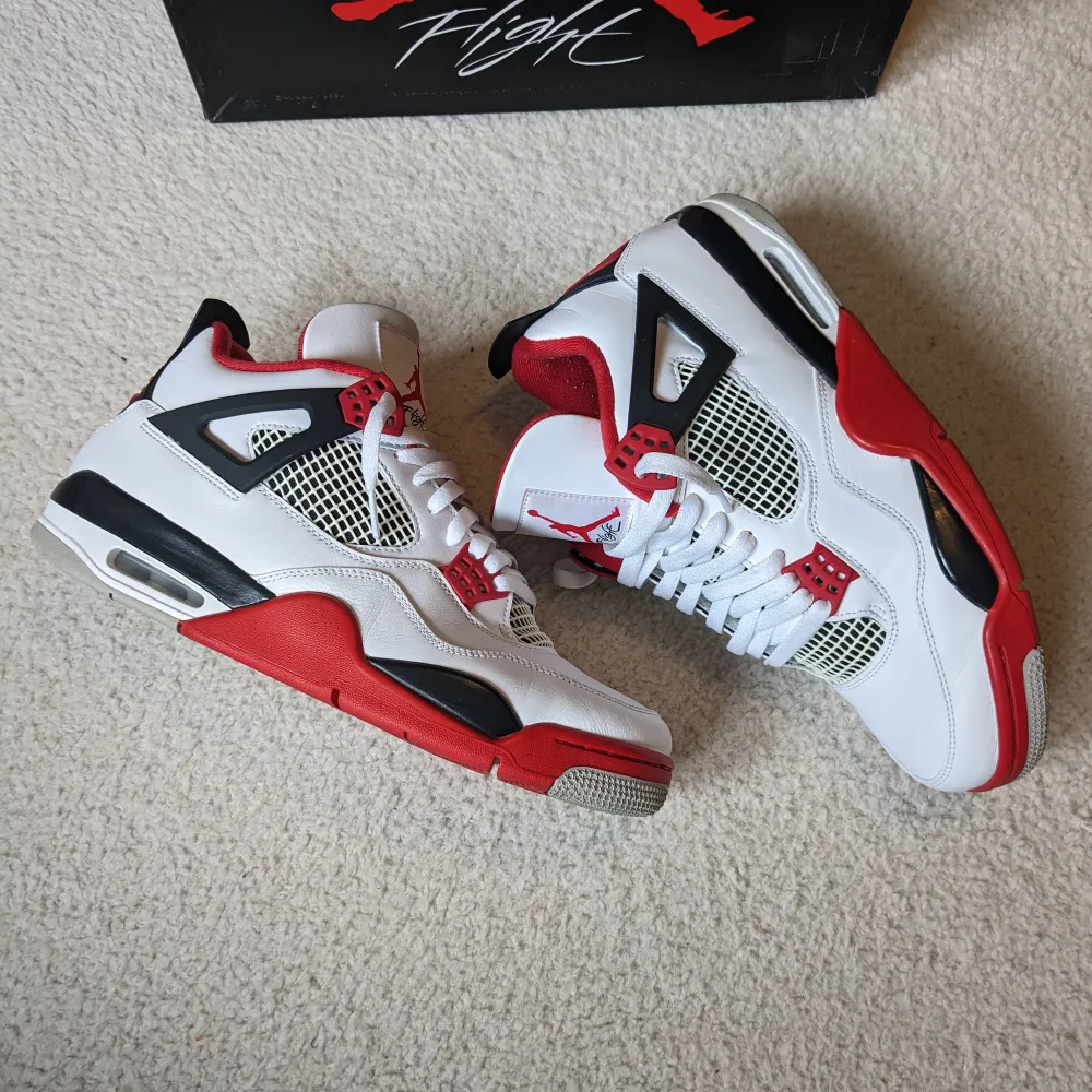 Säljer ett par air Jordan 4 Retro fire red i storlek 46. Köpta 2021 från 'Sold Out', kvitto finns. Använda endast 3 ggr sen inköp och är i mycket fint skick, nästan som nya. Skickar med original kartongen. Priset är diskuterat vid snabb affär. Skor.