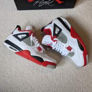 Säljer ett par air Jordan 4 Retro fire red i storlek 46. Köpta 2021 från 'Sold Out', kvitto finns. Använda endast 3 ggr sen inköp och är i mycket fint skick, nästan som nya. Skickar med original kartongen. Priset är diskuterat vid snabb affär