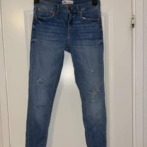 Ett par vanliga ihålliga jeans med en fungerande dragkedja och ganska stretchigt material för att vara jeans.