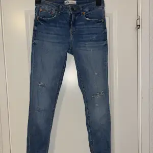 Ett par vanliga ihålliga jeans med en fungerande dragkedja och ganska stretchigt material för att vara jeans.