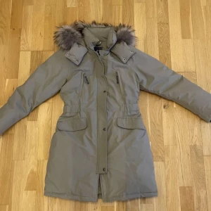 Vinter Jacka VER de TERRE (äkta päls)  - Denna jacka har använts men är fortfarande på ett bra skick. Suuuper skön för vintern håller dig varm, älskade jackan när jag var yngre, hade på mig den varje dag under vintern! Pälset är fortfarande super mjukt och fluffig. Märket är: VER de TERRE