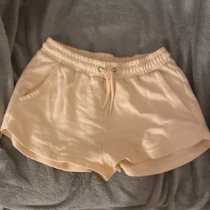 Säljer dessa shortsen från Kappahl ! Nu pris 200 kr ! - Bra skick ! Tvättar innan !