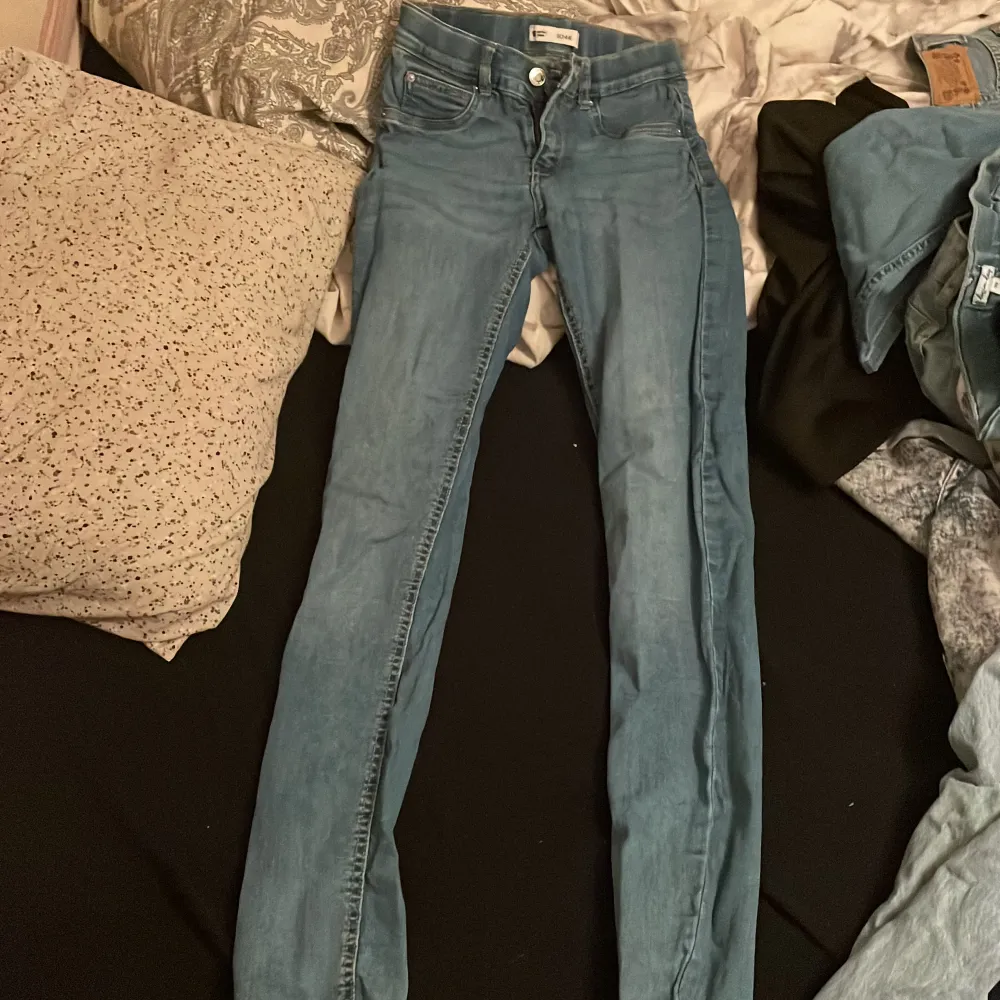 Gina trico jeans i storleken M! Sitter ass snyggt och speciellt färgen som får de att sitta snyggt på! Skinny jeans! . Jeans & Byxor.