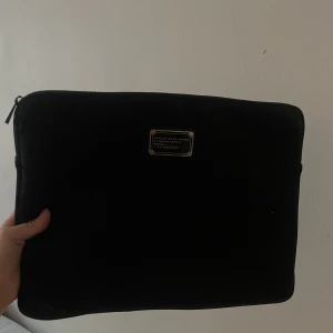 Marc Jacobs datorskal - Svart datorskal från Marc Jacobs. Sparsamt använd. 