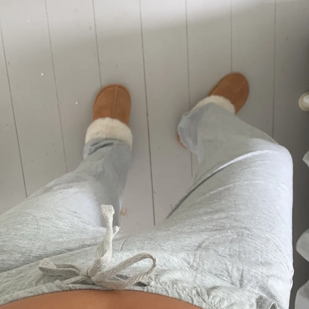 Mjukisbyxor från zalando som endast är använda en gång💞. Jeans & Byxor.