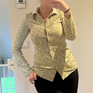 Tröja från samsø samsø - Superfin och bekväm tröja från samsø samsø, i en grön melerad färg. 