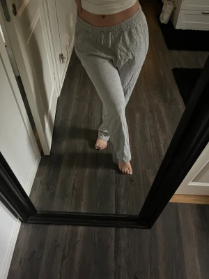 Grå mjukisbyxor - Från ellos, använt några gånger men är som nya! Storlek M men passar S också! Säljer då jag ej använder dom