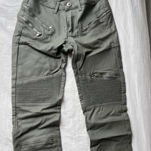 Byxor  - Helt nya som nog är i storlek s/m de är väldigt stretchiga så de passar nog många. Köptes i en butik i Danmark 
