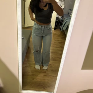 Jeans - Säljer den här snygga och sköna jeansen med hål från HM då dem inte kommer så mycket till användning.💗