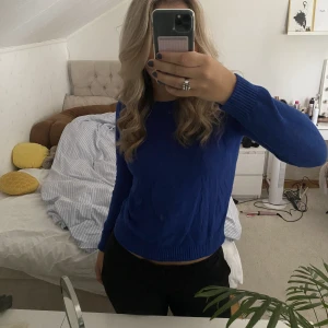Stickad tröja  - Mörkblå stickad tröja från vero moda som är använd max 3 gånger. Frakt tillkommer 
