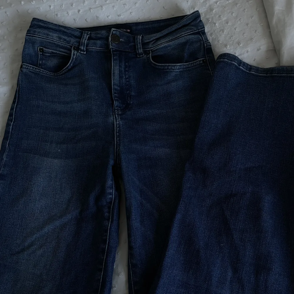 Säljer dessa superfina jeans med snygga detaljer från lexington då jag tyvärr inte får någon användning för dem.  Nypris 1495kr, mitt pris 550🤍🤍. Jeans & Byxor.