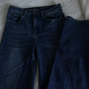 Snygga jeans från lexington - Säljer dessa superfina jeans med snygga detaljer från lexington då jag tyvärr inte får någon användning för dem.  Nypris 1495kr, mitt pris 550🤍🤍
