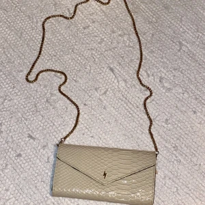 Clutchväska ⚡️ - Clutchväska med avtagbar axelrem från Paul’s boutique London ⚡️✨ fler fack får både kort, småsaker och mobil 🫶🏼 ultimata festväskan helt enkelt!  Bredd: 19,5cm Hög: 10,5cm Djup: 3cm