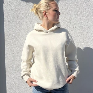 Vit hoodie - Vit/ créme färgad hoddie från Gina tricot! Nästan aldrig använd❤️ passar även som en S. Orginalpris 500kr