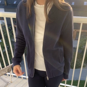 Kofta - Mörkblå kofta från J.Lindeberg i storlek S 💕använd ett fåtal gånger! 