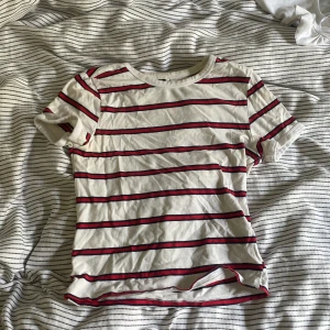 T-shirt  - Säljer t-shirt använt någon gång men tvättar såklart innan 
