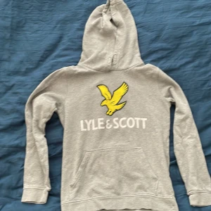 Lyle & Scott grå hoodie 12/13år - Använd men i bra skick