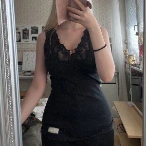 Linne - Supersött mörkblått linne med spets uptill och rosett från Odd Molly i strl 0 (XS/S)!💓
