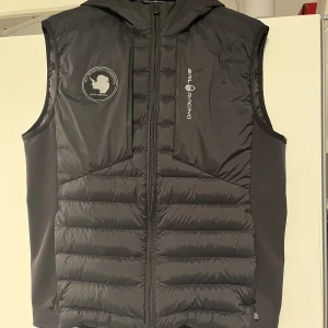 Sail Racing Hybrid Antarctica väst - Sail Racing väst svart i storlek M. Skick som ny 9/10.  Pris kan diskuteras. Skicka för fler bilder.