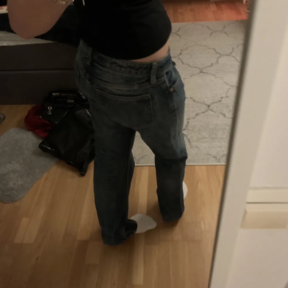 Straight jeans från weekday i modellen arrow. Är inte säker om dom är i samma färg som på sista bilden men dom e väldigt lika🩷. Jeans & Byxor.