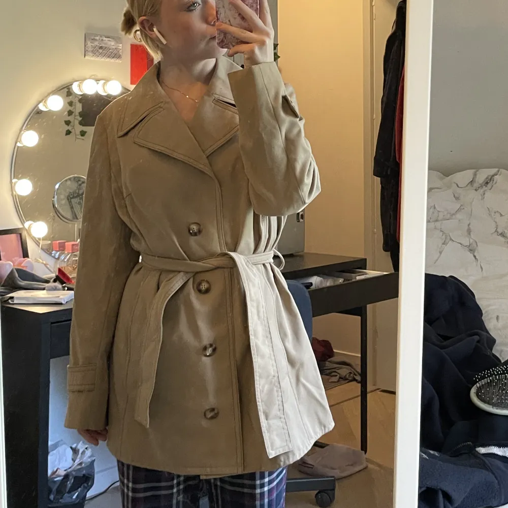 En så fin beige höst kappa, den ger en sån höstig Pinterest vibe men jag använder den inte, den var min mammas men hon använde den inte heller. Inga fläckar eller hål. Tryck på köp nu eller kontakta mig vid frågor eller om sammfrakt ! 💗. Takit.