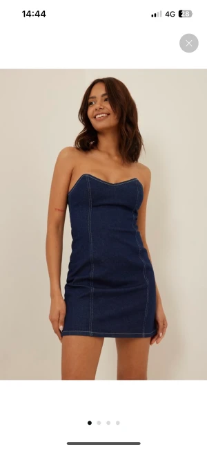 Jeansklänning från NA-KD - Klänning använd en gång sen bara blivit liggandes. Storlek 40 men passar även 38. 