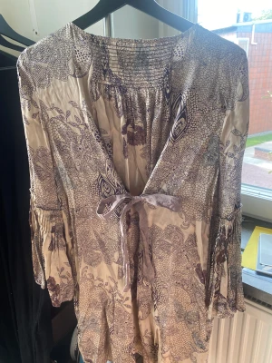 Odd Molly klänning - Mönstrad klänning från Odd Molly med paljetter framtill