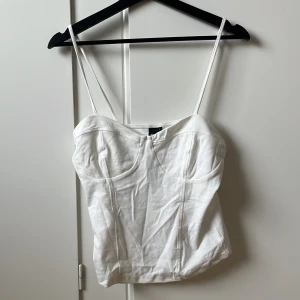 Linne - Storlek L, passar även M. Aldrig använd, lappen sitter kvar. 