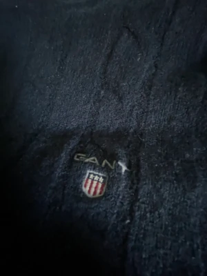 GANT tröja, stickad. - lammull  - Gant tröja - stickad  100 % Lammull Nypris 1500kr Väldigt bra skick ————————— Gant sweater - knitted  100% lambswool  Bought for 1500kr  In very good condition  