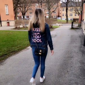 Jeans jacka  - Hej! Säljer nu min jeans jacka som är special beställd.  Använd ca 5 ggr. 