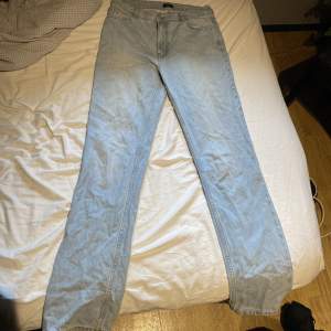 Säljer dessa Nelly jeans pga de har blivit för små för mig. Bra skick och bara använda 2-3 gånger. Skriv vid frågor och prisförslag🫶