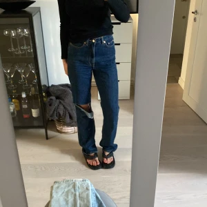 Weekday jeans - Modellen heter rowe, i färgen win blue storlek 26/34🤍 egenklippt hål på vänster knä! passar mig som är 175 helt perfekt i längd