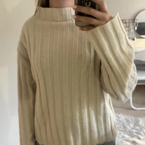 Stickad tröja  - Säljer denna stickade tröja från Gina tricot. Använd en gång 💞