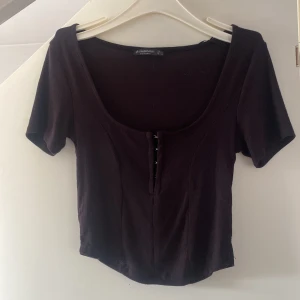Snygg svart topp - Bara använd ett par gånger,  sitter jätte snyggt