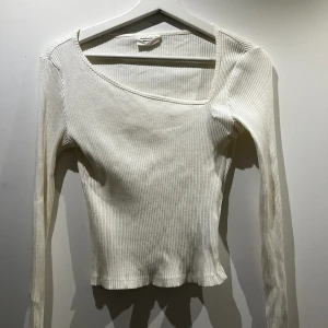 Tröja  - Säljer denna tröja från Gina tricot då den är för stor för mig Skriv för mer information eller bilder💗