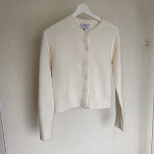 Stickad kofta - Säljer denna helt nya stickade koftan från &other stories, aldrig använd, kan ej lämna tillbaka pga att jag tog av lappen!💕helt otroligt fin till hösten men inte min stil💕ser nopprig ut på bilden men tyget ser ut så💕