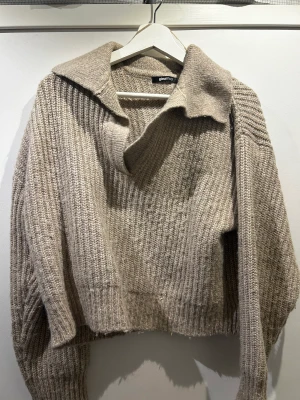 Stickad tröja - Säljer denna stickade tröja från Gina tricot då den ej använda längre skriv för mer information eller bilder 💗