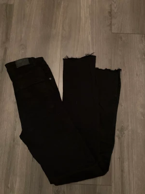 Svarta jeanse  - Svarta Molly jeanse säljer eftersom att dom blev för små 