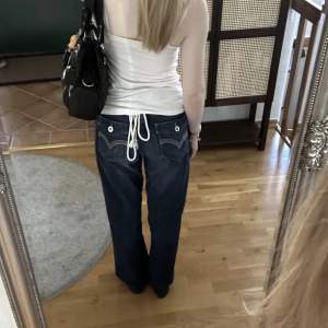 Säljer mina fina Lowwaist Levis vintage jeans då dom är lite stora i midjan på mig💕Sitter rätt bra i längden (jag e 160cm) så passar någon runt den längden!🌸Köpta för 1200kr!🫶