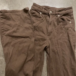 Bruna jeans - Ett par bruna straight jeans från hm. Har andvänts men är i gott skick, säljer för dem är för små på mig nu. Hör gärna av dig innan köp💕 