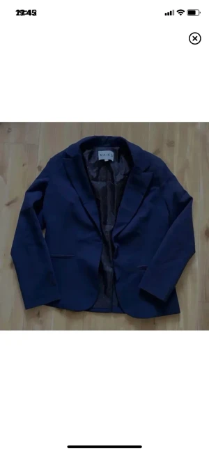 Mörkblå kavaj - Mörkblå kavaj med små rosa stjärnor inuti