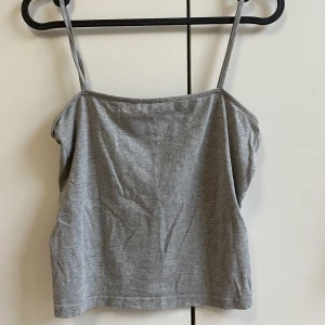 Grått linne - Ett basic grått linne från HM! Ser lite randig ut på första bilderna men det är helt slätt. Kan skicka fler bilder vid efterfrågan!