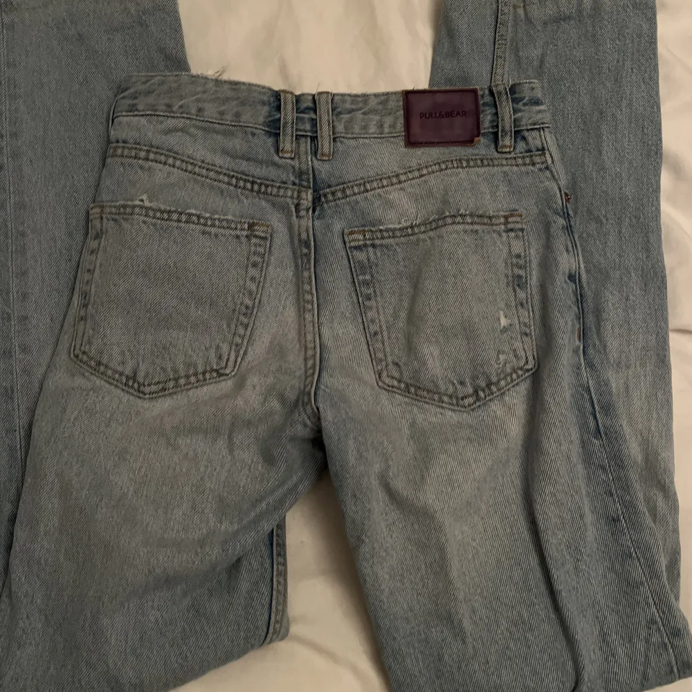 Säljer mina mid waist jeans från Pull and bear då dom inte kommer till användning. Midjemåttet rakt över är ca 35 cm och innebens längden är ca 80cm✨. Jeans & Byxor.