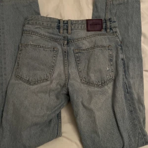 Mid waist jeans  - Säljer mina mid waist jeans från Pull and bear då dom inte kommer till användning. Midjemåttet rakt över är ca 35 cm och innebens längden är ca 80cm✨