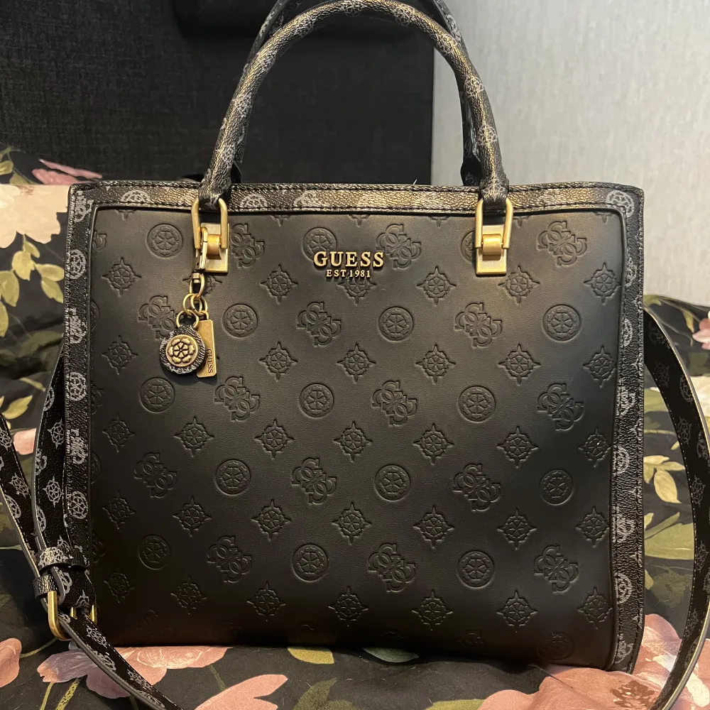 Guess väska.  inköpt för 1500kr  Haft den i 4 månader. knappt använt.   . Accessoarer.